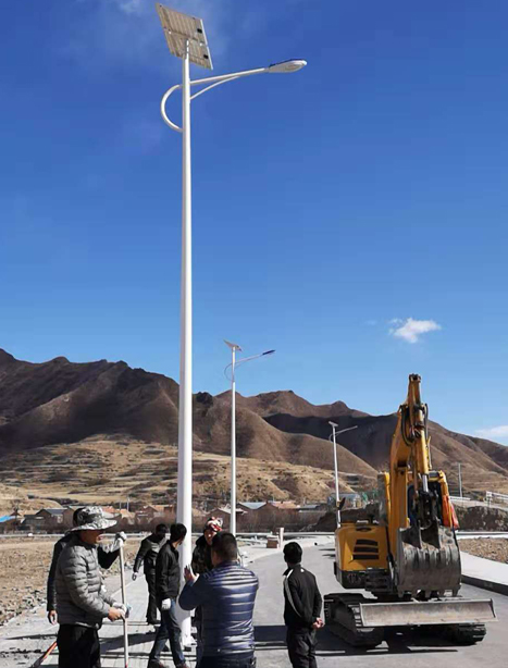 甘南碌曲10米博尔塔拉太阳能路灯项目